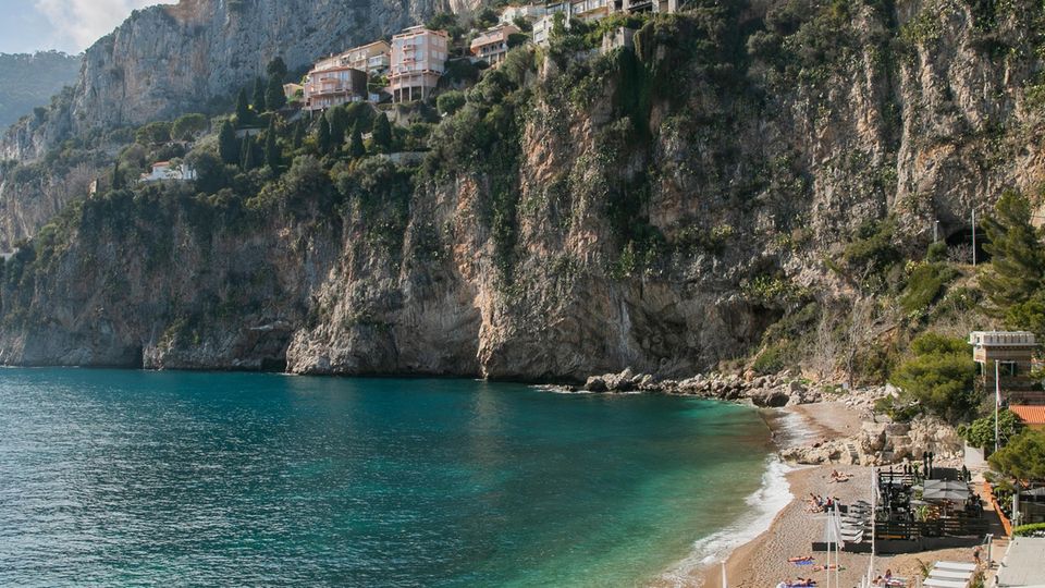 Der Plage de la Mala ist eine kleine Oase am Meer und bietet eine Mischung aus Sand- und Kiesstrand