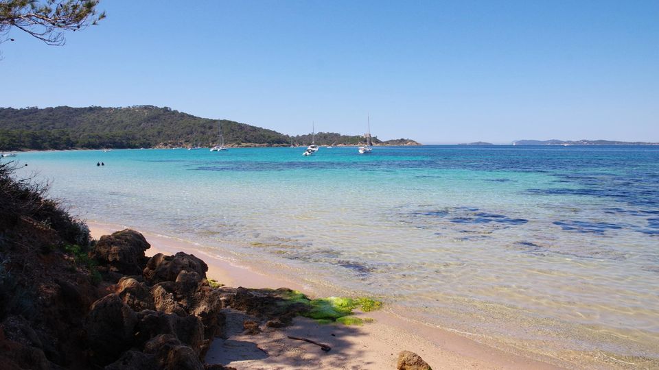 Auf der malerischen Insel Porquerolles fahren keine Autos. Nur per Boot, mit dem Fahrrad oder zu Fuß erreicht man den Plage de Notre Dame   