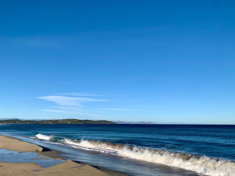 Am Plage de Pampelonne bei Saint-Tropez ist immer etwas los – ob beim erfrischenden Bad im klaren Wasser oder beim Aperol in einem der Beachclubs, hier kommt jeder auf seine Kosten