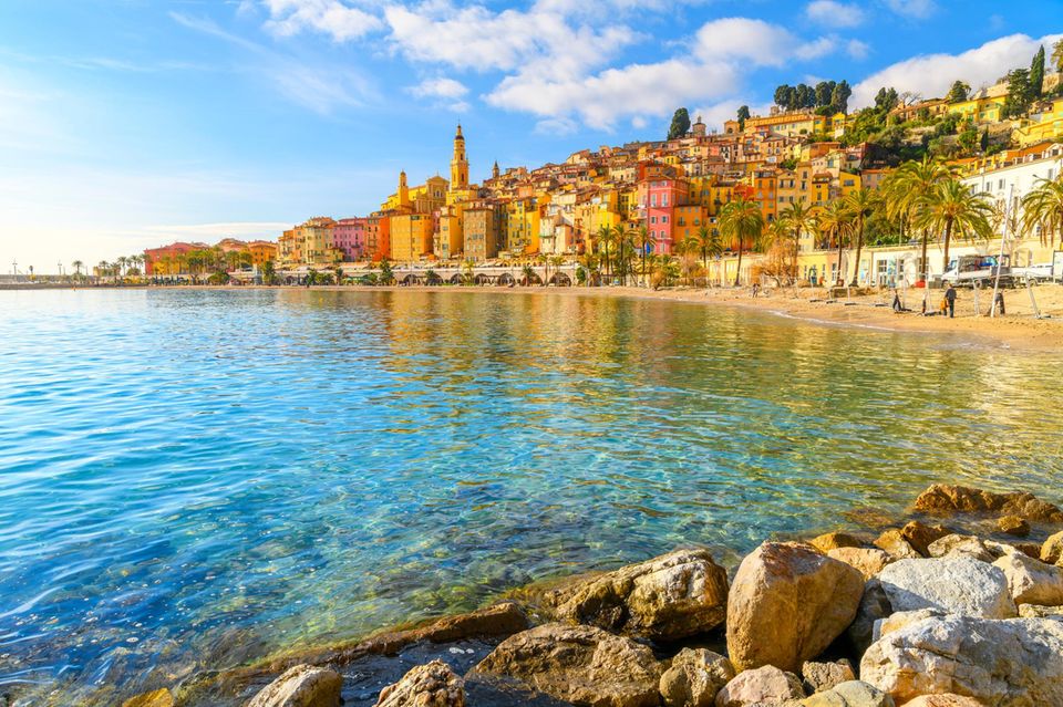 Das bunte Städtchen Menton überzeugt nicht nur als Fotomotiv, sondern auch mit seinem Stadtstrand Plage des Sablettes