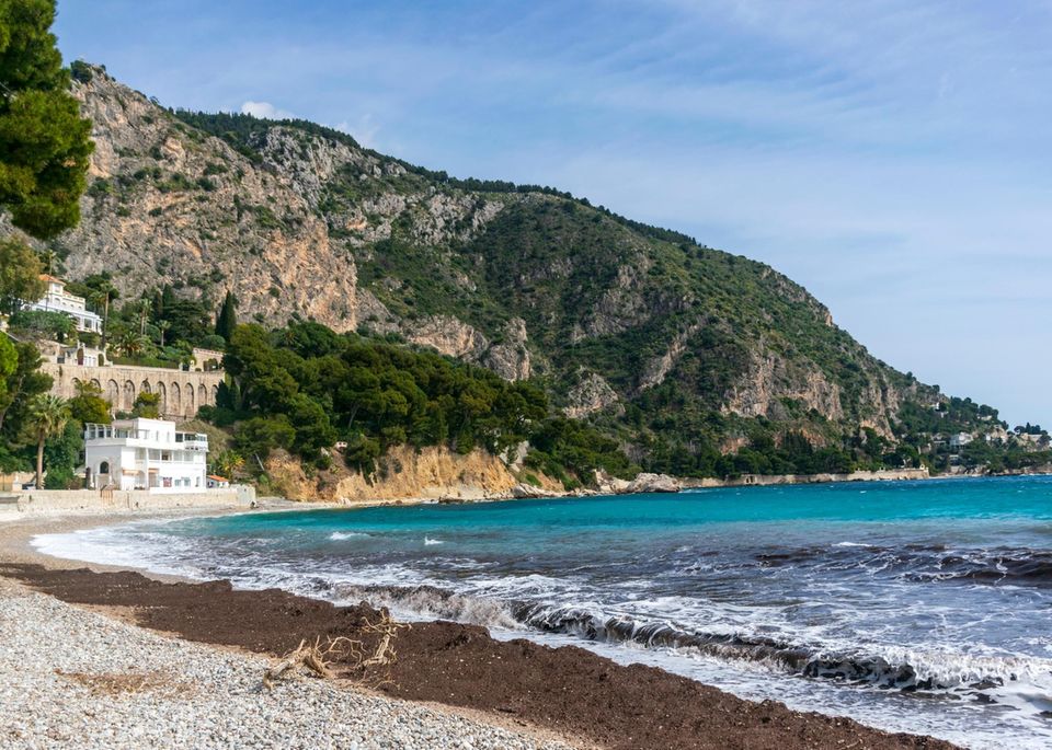 Türkisblaues Wasser vor einer einzigartigen Felskulisse findet man am Plage d‘Èze-sur-Mer – auch ein Besuch im nahegelegenen Dorf lohnt sich