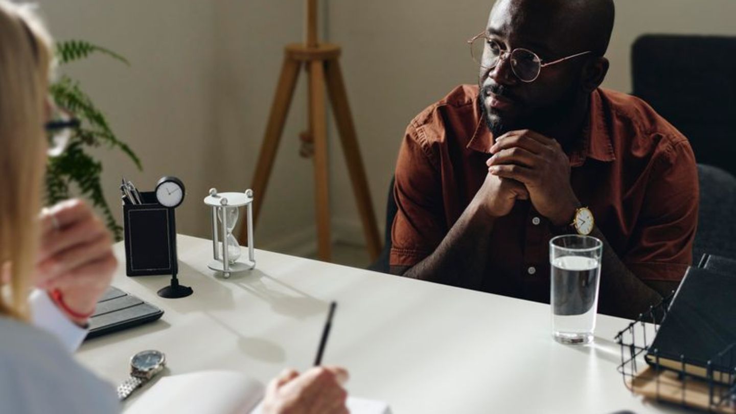 Augenbewegung bis Wertearbeit: Methoden wie EMDR oder ACT können eine Psychotherapie gezielt ergänzen. Foto: Clique Images/Weste