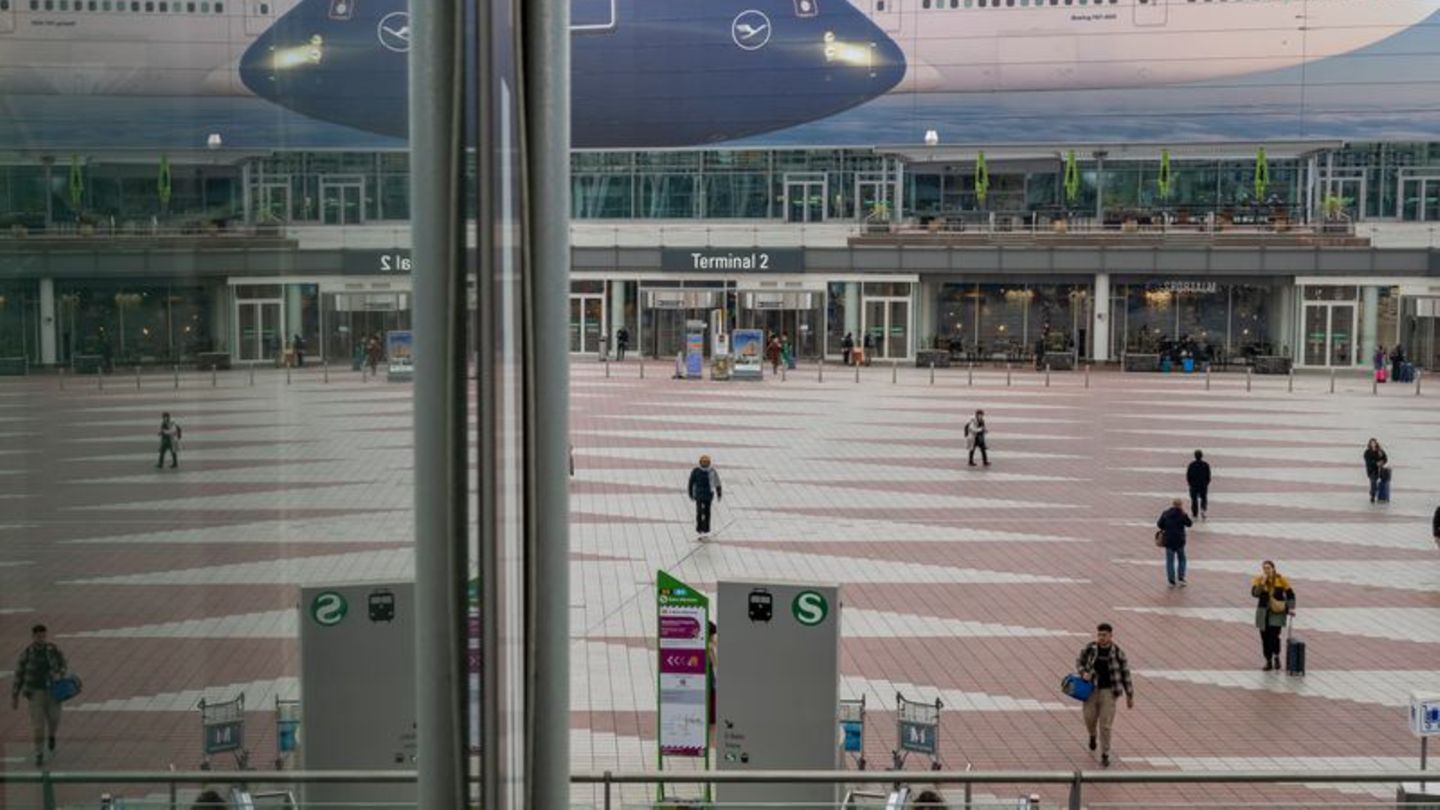 Wie am Montag in München dürfte es auch heute und in den kommenden Tagen wieder leerer in den Terminals sein - der Lufthansa-Str