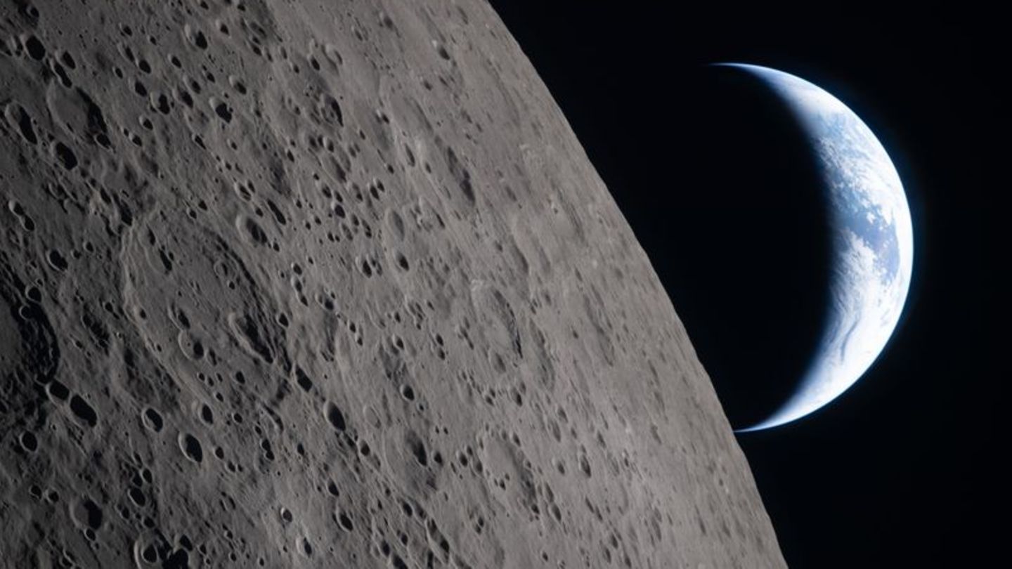 Dieses von der Nasa zur Verfügung gestellte Foto zeigt die Erde, die hinter dem Mond untergeht. (Archivbild) Foto: Uncredited/NA