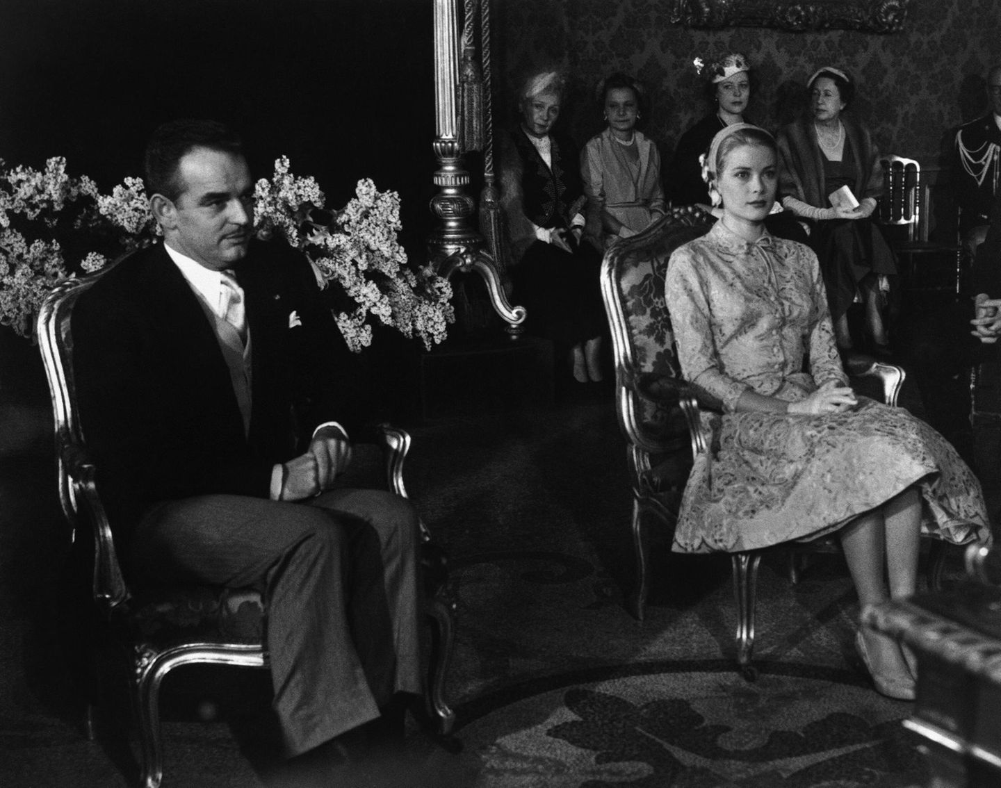 Fürst Rainier und Grace Kelly sitzen im Thronsaal bei ihrer standesamtlichen Trauung, April 1956