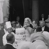 Fürst Rainier und Grace Kelly unter ihren Gästen beim Kuchenessen