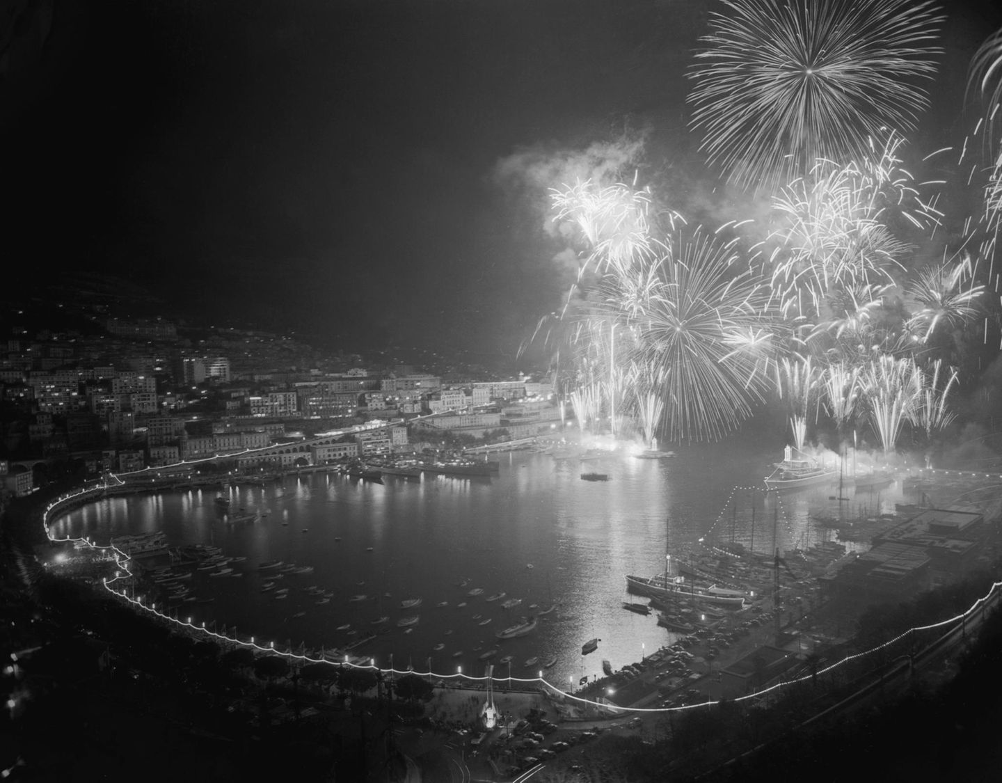Ein Feuerwerk am Nachthimmel über Monaco 1956