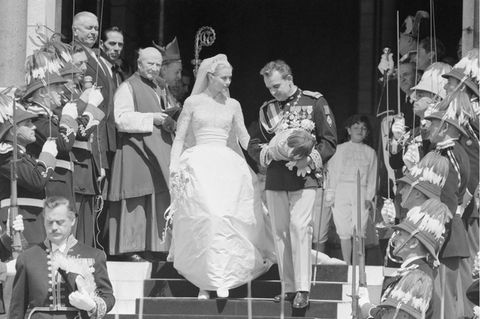 Fürst Rainier und Grace Kelly gehen an ihrem Hochzeitstag die Treppen der Kathedrale von Monaco hinunter