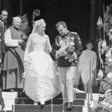 Fürst Rainier und Grace Kelly gehen an ihrem Hochzeitstag die Treppen der Kathedrale von Monaco hinunter