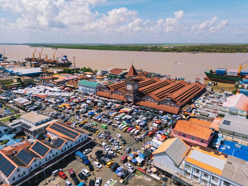 Blick auf Georgetown von oben am Wasser