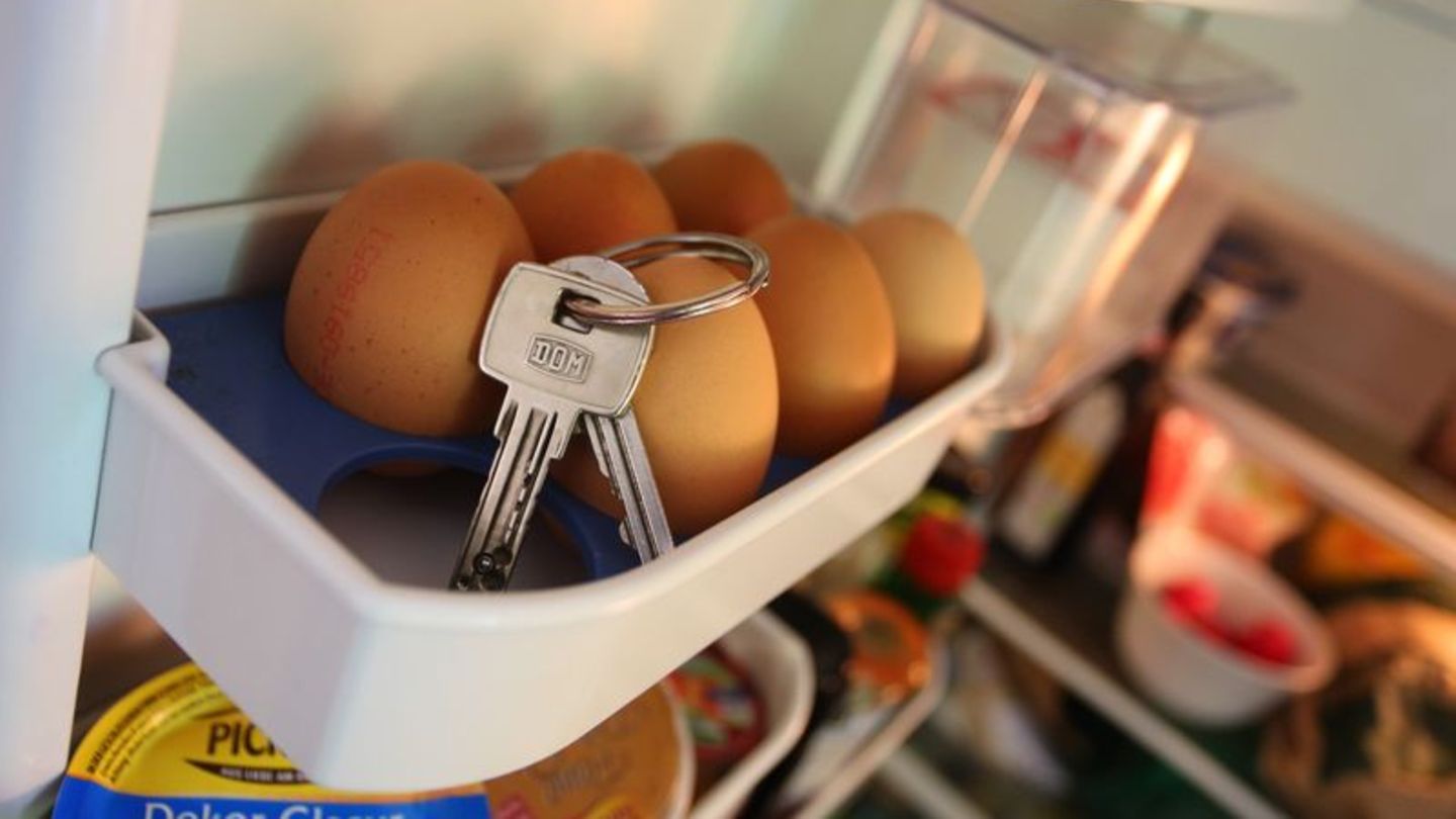 Schlüssel im Kühlschrank? Betroffene einer Demenz neigen dazu, Gegenstände an ungewöhnlichen Stellen zu verlegen. Foto: Karl-Jos