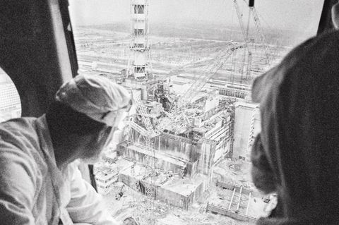 In der Nacht zum 26. April kommt es bei einem Sicherheitstest im vierten Reaktor des Atomkraftwerks Tschernobyl zu zwei Explosionen. Die erste sprengt den mehr als 1000 Tonnen schweren Reaktordeckel, die zweite zerstört das Gebäude. Uranklumpen und Graphit fliegen durch die Luft. Radioaktive Partikel steigen auf. Mit aus Helikoptern abgeworfenem Sand und Blei versuchen die Verantwortlichen, den brennenden Reaktorkern zu löschen (hier zu sehen ein Flug zur Strahlenmessung Mitte Mai).
