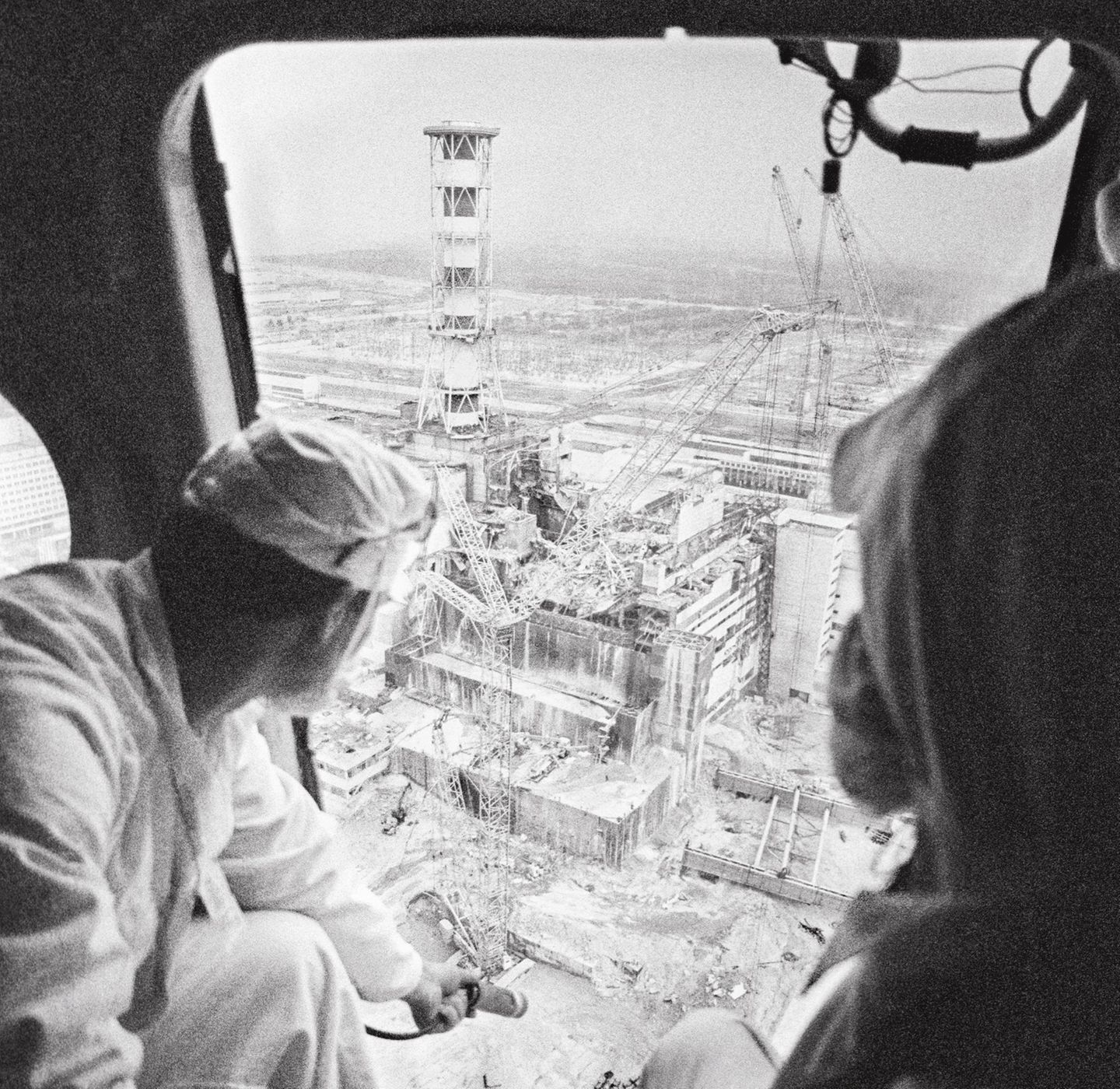 In der Nacht zum 26. April kommt es bei einem Sicherheitstest im vierten Reaktor des Atomkraftwerks Tschernobyl zu zwei Explosionen. Die erste sprengt den mehr als 1000 Tonnen schweren Reaktordeckel, die zweite zerstört das Gebäude. Uranklumpen und Graphit fliegen durch die Luft. Radioaktive Partikel steigen auf. Mit aus Helikoptern abgeworfenem Sand und Blei versuchen die Verantwortlichen, den brennenden Reaktorkern zu löschen (hier zu sehen ein Flug zur Strahlenmessung Mitte Mai).