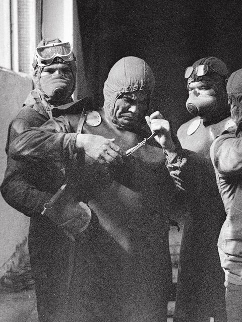 "Liquidatoren" mit Tauben und Masken