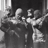 "Liquidatoren" mit Tauben und Masken