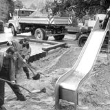 Zwei Männer mit Schaufeln auf einem Spielplatz
