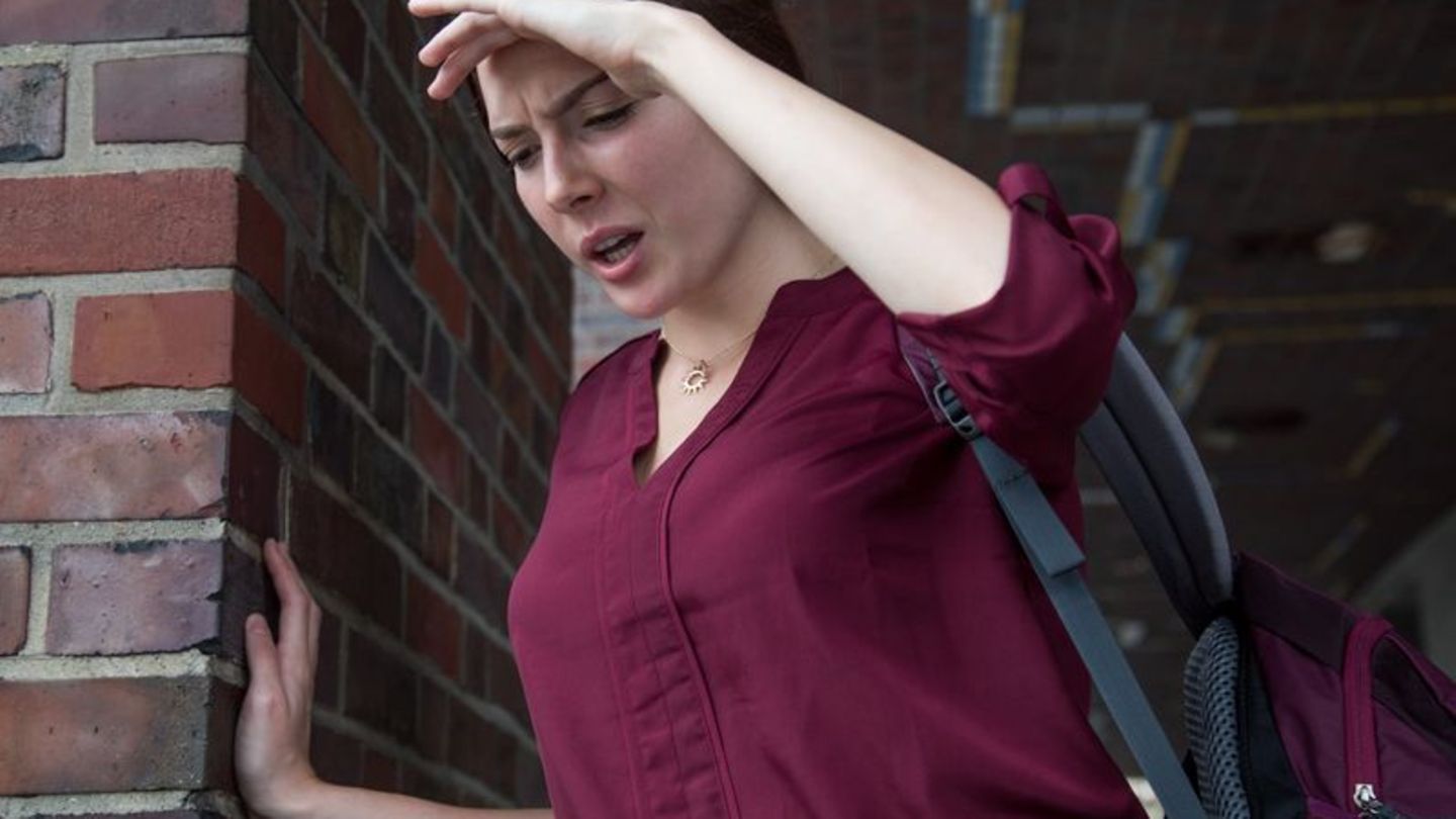 Die Schwindelattacken einer vestibulären Migräne können nach ein paar Sekunden wieder vorbei sein, in Extremfällen aber auch meh