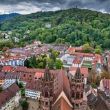 Man mag es heute kaum glauben: Als Freiburg im Breisgau 1120 gegründet wurde, war für Grün kein Platz. Der knappe Raum gehörte Häusern, Straßen und Plätzen. Erst Anfang des 19. Jahrhunderts wuchs die Stadt über ihre Grenzen hinaus, schuf Raum für Parks und wurde immer grüner. Die ältesten Parks wie der Stadtgarten liegen deshalb am Rand der Altstadt, teilweise auf den hügeligen Überresten der alten Befestigungsanlagen. 