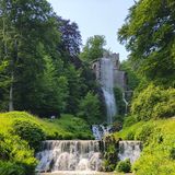 Die Wasserspiele im weitläufigen Bergpark Wilhelmshöhe sind ein Besuchermagnet. Ohne Pumpen, nur den Gesetzen der Physik folgend, fließt das Wasser vom Herkules-Monument über Kaskaden, Wasserfall, Teufelsbrücke und Aquädukt bis in den Schlossteich. Vor 300 Jahren auf Wunsch des Landgrafen Karl von Hessen-Kassel entstanden, gehören sie heute zum UNESCO-Weltkulturerbe. Insgesamt zählt Kassel zu den grünsten Großstädten Deutschlands. Die vielen Parks lassen kaum ahnen, dass es sich um die drittgrößte Stadt Hessens handelt.