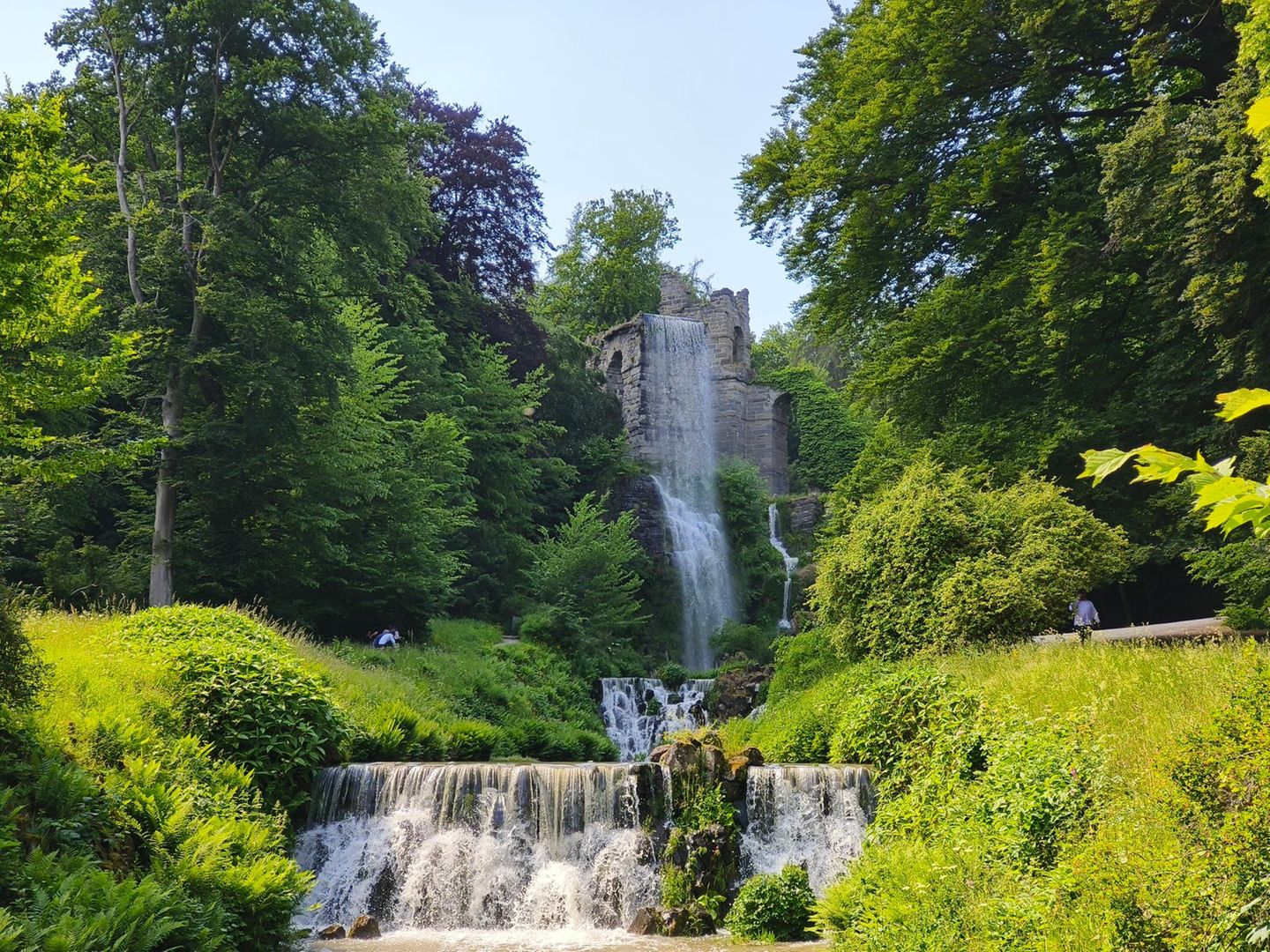 Die Wasserspiele im weitläufigen Bergpark Wilhelmshöhe sind ein Besuchermagnet. Ohne Pumpen, nur den Gesetzen der Physik folgend, fließt das Wasser vom Herkules-Monument über Kaskaden, Wasserfall, Teufelsbrücke und Aquädukt bis in den Schlossteich. Vor 300 Jahren auf Wunsch des Landgrafen Karl von Hessen-Kassel entstanden, gehören sie heute zum UNESCO-Weltkulturerbe. Insgesamt zählt Kassel zu den grünsten Großstädten Deutschlands. Die vielen Parks lassen kaum ahnen, dass es sich um die drittgrößte Stadt Hessens handelt.