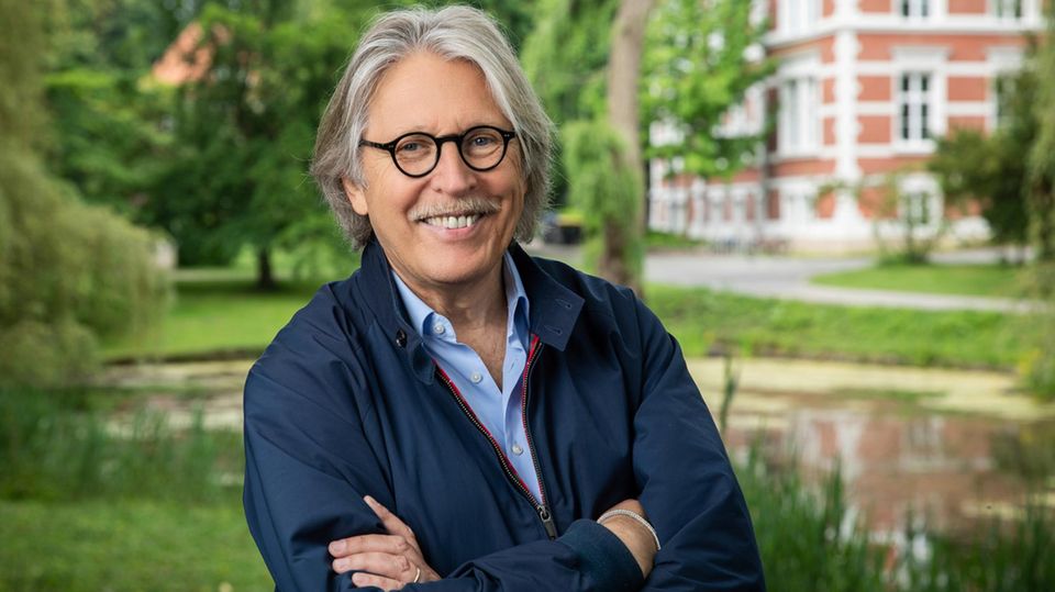 Prof. Dr. Norbert Sachser leitete 25 Jahre das Institut für Verhaltensbiologie an der Universität Münster und gilt in Fachkreisen als Wegbereiter der deutschen Verhaltensbiologie. Sein Buch "Der Mensch im Tier" war ein Bestseller (Rowohlt Verlag, online auch hier erhältlich) . In seiner Forschung beschäftigt sich Sachser mit dem Wohlergehen der Tiere, der Entwicklung und Evolution des Sozialverhaltens sowie der Biologie der Individualität