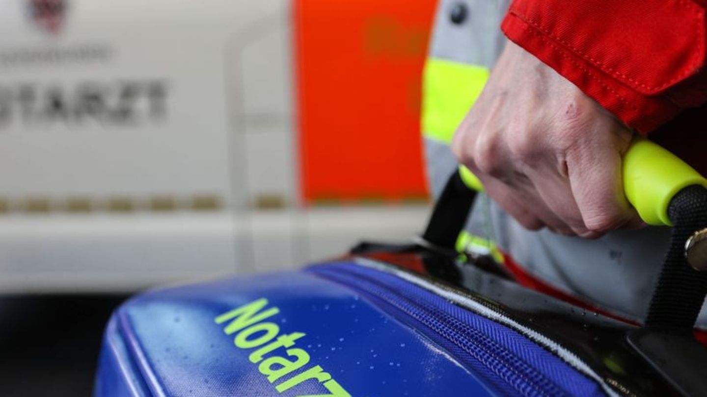 Bei Verdacht auf eine Vergiftung gilt: sofort den Notarzt rufen. Foto: Oliver Berg/dpa