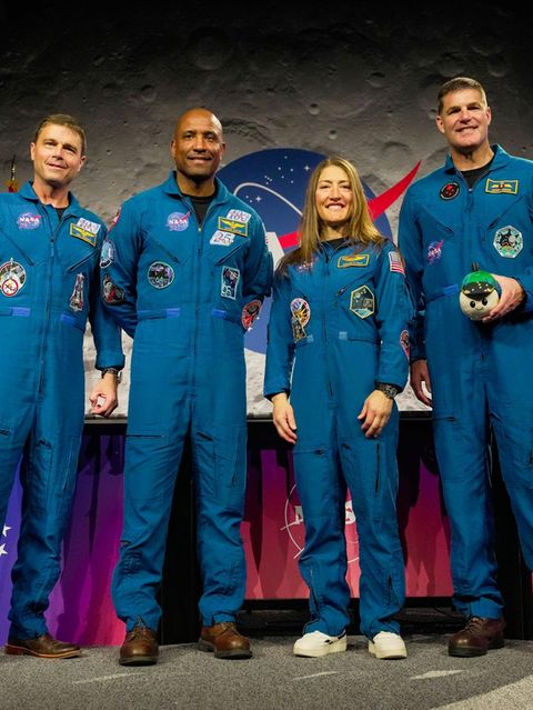 V. l. n. r.: Jeremy Hansen, Victor Glover, Christina Koch und Reid Wiseman, die Besatzung von Artemis II, sprechen während einer Pressekonferenz nach ihrer Mondumrundungsmission in Houston