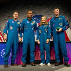 V. l. n. r.: Jeremy Hansen, Victor Glover, Christina Koch und Reid Wiseman, die Besatzung von Artemis II, sprechen während einer Pressekonferenz nach ihrer Mondumrundungsmission in Houston