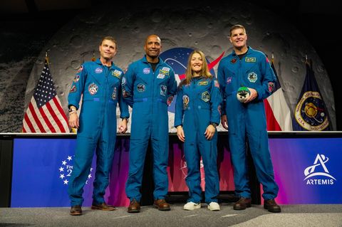V. l. n. r.: Jeremy Hansen, Victor Glover, Christina Koch und Reid Wiseman, die Besatzung von Artemis II, sprechen während einer Pressekonferenz nach ihrer Mondumrundungsmission in Houston