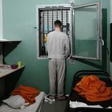 Zellen sind heikle Orte für Fotografien: sie sind zugleich unpersönlich und intim. Über acht Monate dokumentierte Alexandre Bagdassarian den Alltag junger Häftlinge in einem der sechs Jugendgefängnisse Frankreichs.      Dritter Platz in der Kategorie "Dokumentarprojekte"