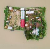 Auf einer Anhöhe in der Haor-Region Bangladeschs liegt dieser Bauernhof. Gebäude, Vieh und Gärten sind so organisiert, dass ihnen die regelmäßigen Monsunüberschwemmungen nichts anhaben können.      Joy Saha, Sieg in der Kategorie "Architektur und Design"