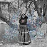 Citlali Fabián erhält den Hauptpreis für ihr Projekt "Bilha, Stories of my Sisters", das Porträts indigener Frauen mit digitalen Illustrationen verbindet. Die bildende Künstlerin aus der Yalalteca-Gemeinschaft in Mexiko wird mit 25.000 US-Dollar ausgezeichnet und gewinnt zudem in der Kategorie "Kreativ". Ihre Serie porträtiert ikonische Frauen aus indigenen Gemeinschaften Oaxacas und deren Engagement in Bereichen wie Recht, Linguistik, Kunst oder Ökologie – als starke Vorbilder für junge Mädchen.     Gesamtsiegerin und Fotografin des Jahres