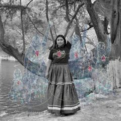 Citlali Fabián erhält den Hauptpreis für ihr Projekt "Bilha, Stories of my Sisters", das Porträts indigener Frauen mit digitalen Illustrationen verbindet. Die bildende Künstlerin aus der Yalalteca-Gemeinschaft in Mexiko wird mit 25.000 US-Dollar ausgezeichnet und gewinnt zudem in der Kategorie "Kreativ". Ihre Serie porträtiert ikonische Frauen aus indigenen Gemeinschaften Oaxacas und deren Engagement in Bereichen wie Recht, Linguistik, Kunst oder Ökologie – als starke Vorbilder für junge Mädchen.     Gesamtsiegerin und Fotografin des Jahres