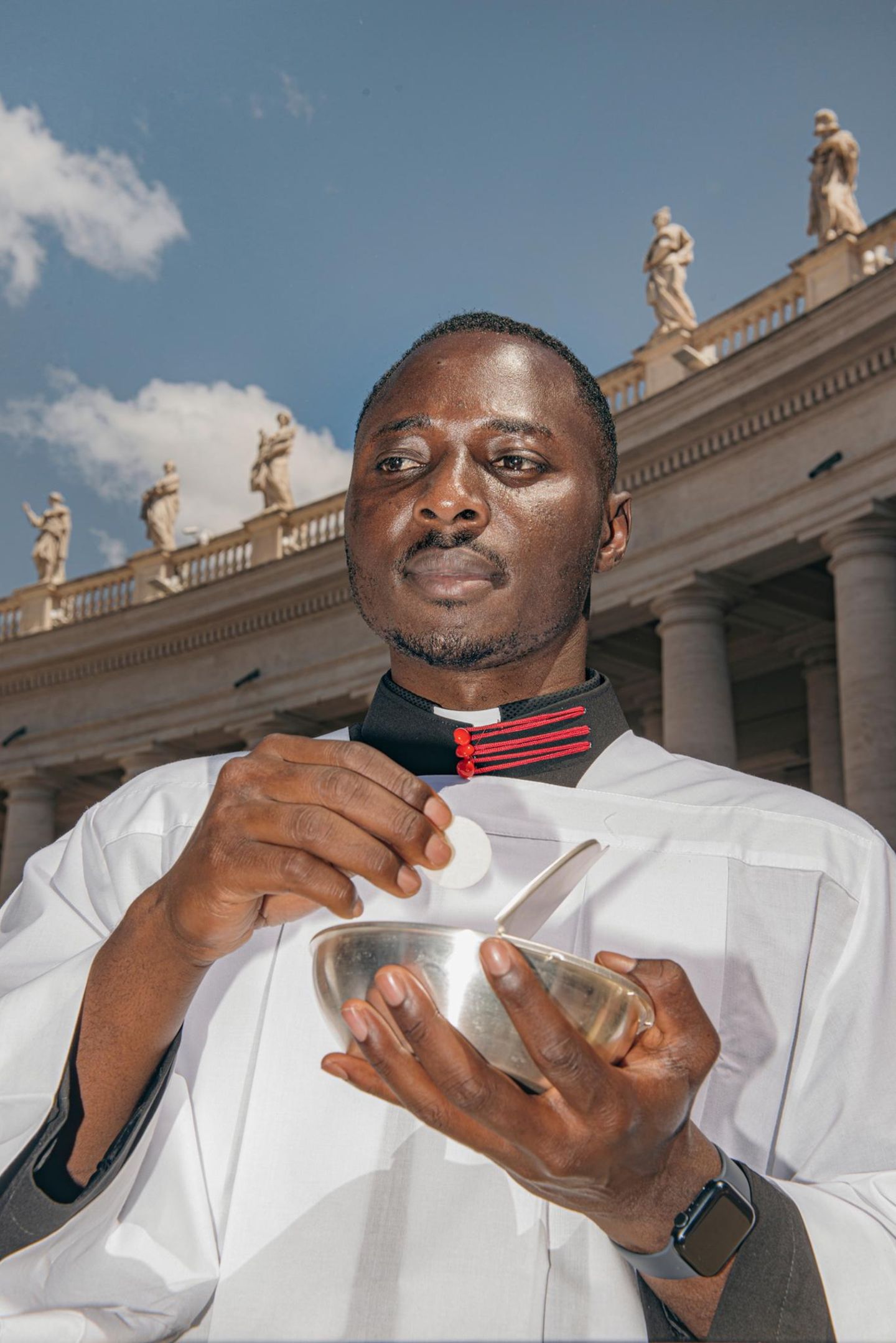 Zwischen dem Tod eines Papstes und der Wahl des nächsten wird der Petersplatz zur Bühne eines heiligen Rituals und globalen Spektakels. Rund 4000 Priester konzelebrierten im vergangenen Jahr die Messe für etwa 200.000 Trauernde. Jean-Marc Caimi und Valentina Piccinni gelang das ausdrucksstarke Porträt eines Priesters, der während der Trauermesse für Papst Franziskus die Kommunion reicht.     Sieg in der Kategorie "Porträts"