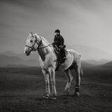 Buzkashi (was auf Persisch wörtlich "Ziegenziehen" bedeutet) ist der wilde, uralte Sport Tadschikistans. Er ähnelt dem Polo, allerdings mit einigen Unterschieden: Als "Ball" dient der ausgeweidete, kopflose Kadaver einer Ziege. Die Regeln sind brutal einfach: ihn ergreifen, festhalten und ins Ziel bringen. Das Reitspiel entstand unter den nomadischen Reitervölkern Zentralasiens und besteht bis heute. Das Foto des vierjährigen Abdulqadir auf seinem großen Pferd entstand in einem ruhigen Moment abseits des Trubels.     Todd Anthony, Sieg in der Kategorie "Sport"