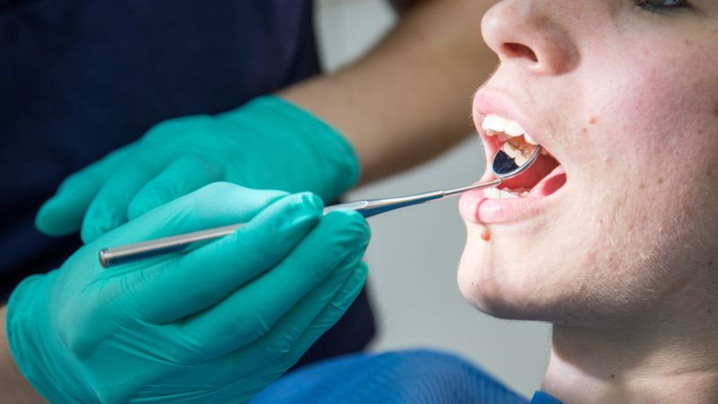 Eine gründliche Mundhygiene und regelmäßige Kontrollen beim Zahnarzt sind die beste Vorsorge gegen Parodontitis. Foto: Christin