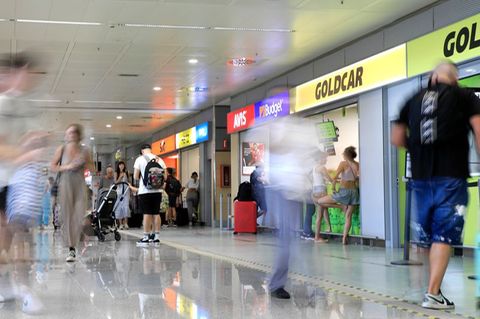 Für die Suche nach einem Mietwagen nutzt man am besten nur Portale, die ein gezieltes Filtern nach Vertragsbedingungen wie Versi