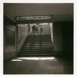 Kinder am U-Bahneingang gehen die Treppe herunter