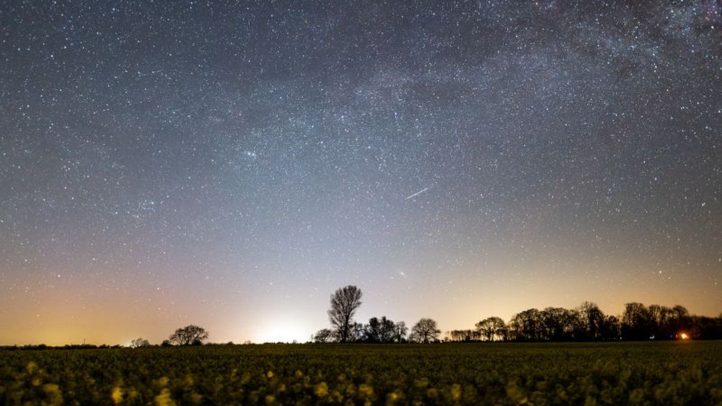 Die Lyriden treten jedes Jahr im April auf. (Archivbild) Foto: Daniel Reinhardt/dpa
