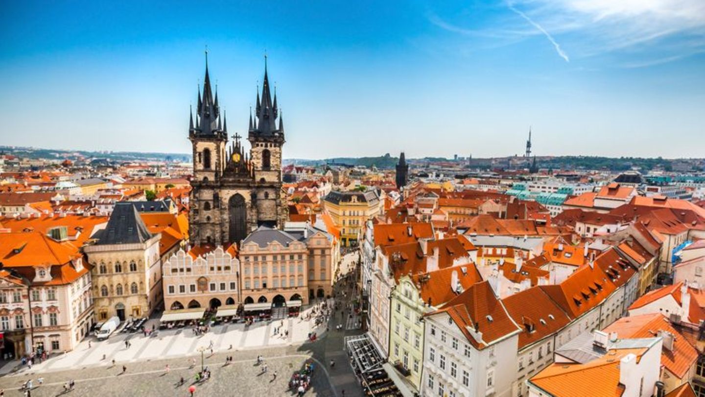 Prags bedeutenster Platz: der Altstädter Ring. Foto: Prague City Tourism/dpa-tmn