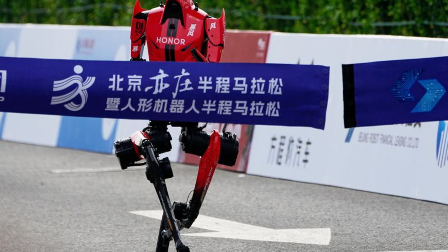 Der Roboter des Smartphone-Herstellers Honor lief als Erster über die Ziellinie. Foto: Andy Wong/AP/dpa