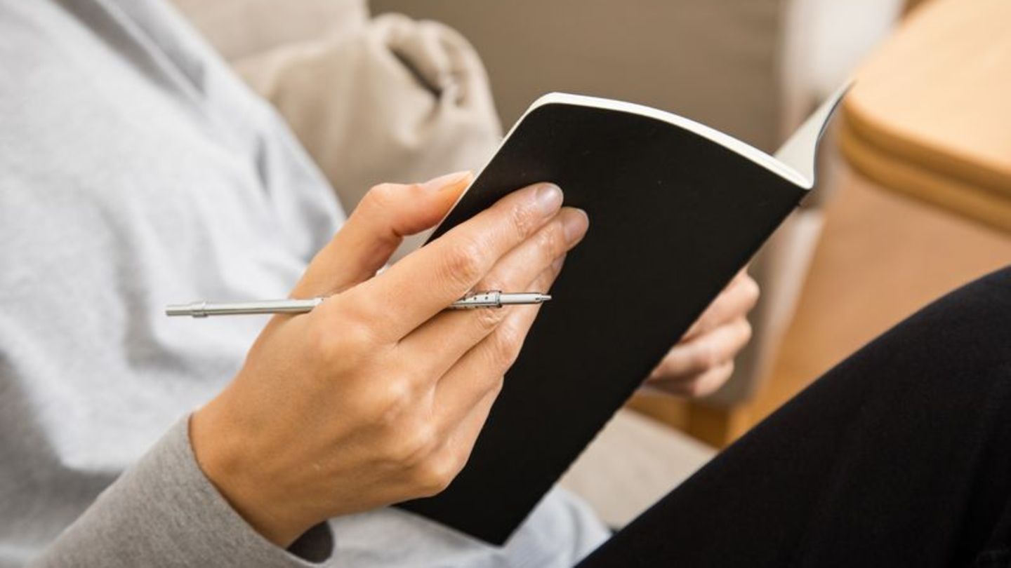 Journaling ist eine beliebte Mental-Health-Praxis - es gibt aber viele Mythen dazu. Foto: Christin Klose/dpa-tmn
