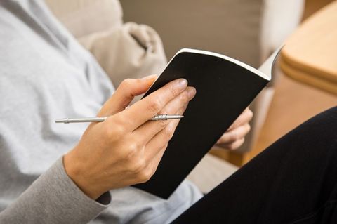 Journaling ist eine beliebte Mental-Health-Praxis - es gibt aber viele Mythen dazu. Foto: Christin Klose/dpa-tmn