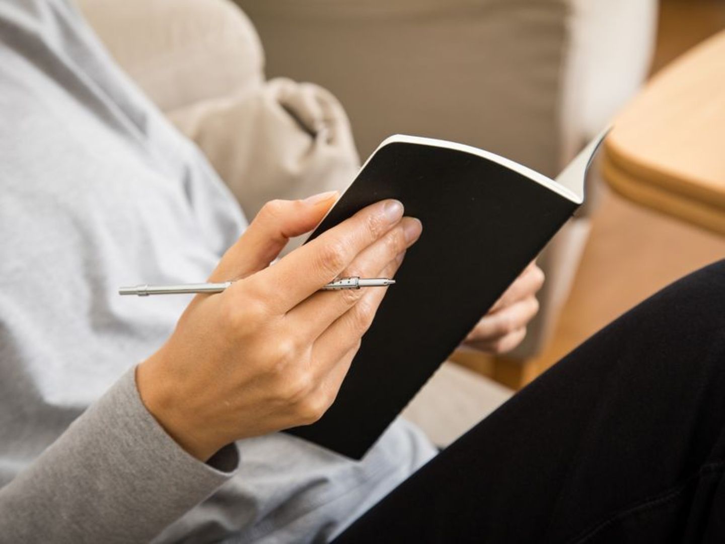 Journaling ist eine beliebte Mental-Health-Praxis - es gibt aber viele Mythen dazu. Foto: Christin Klose/dpa-tmn