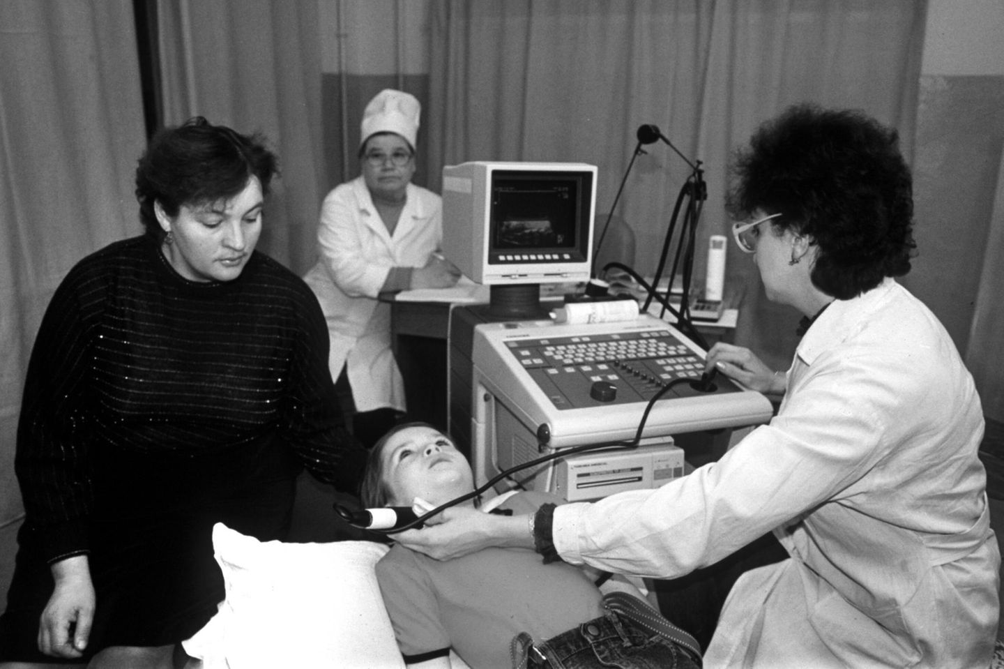 Schildrüsenuntersuchung bei einem russischen Jungen nach dem Reaktorunglück