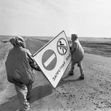 Menschen stellen Warnschilder in der Sperrzone auf