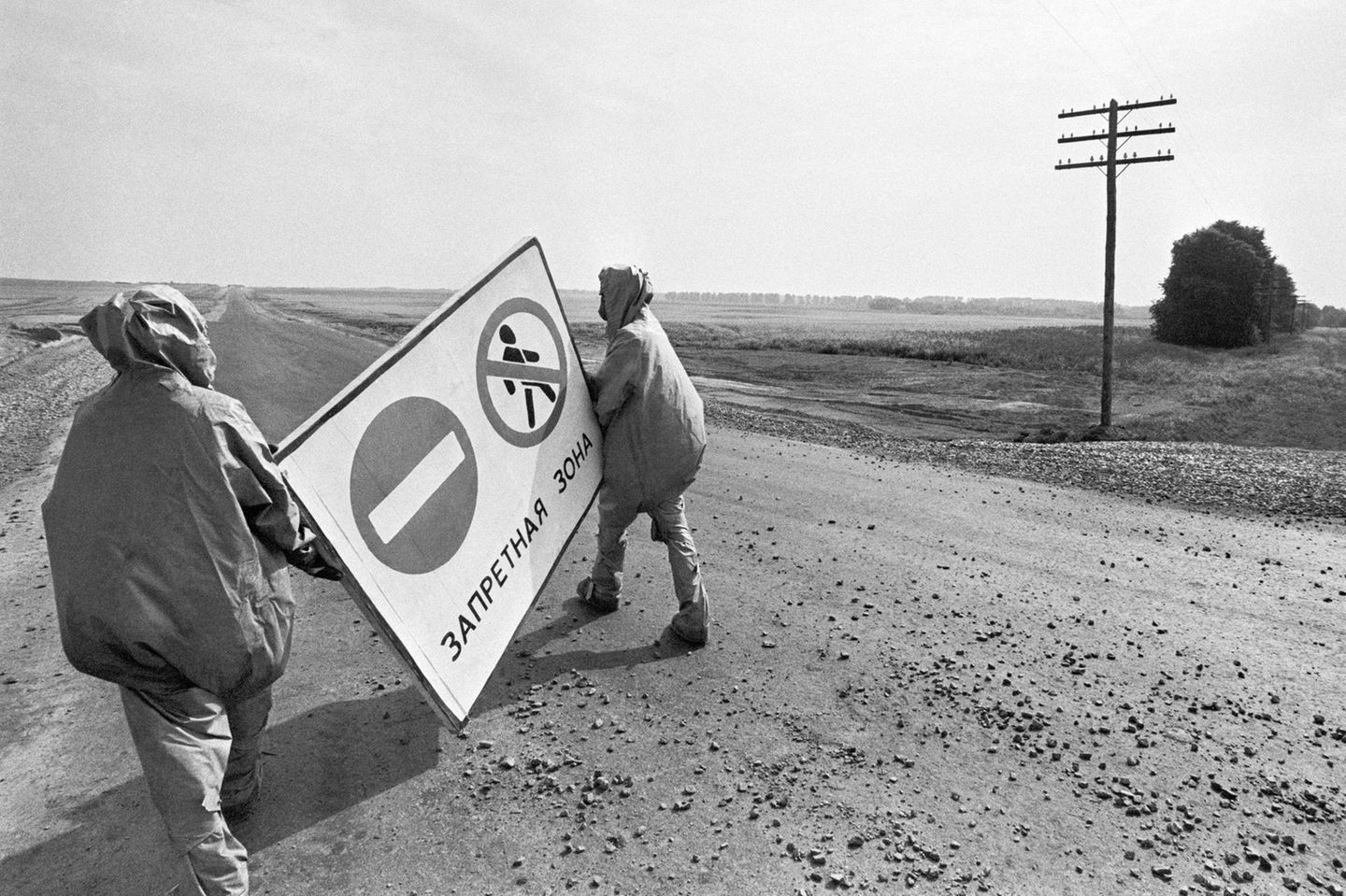 Menschen stellen Warnschilder in der Sperrzone auf
