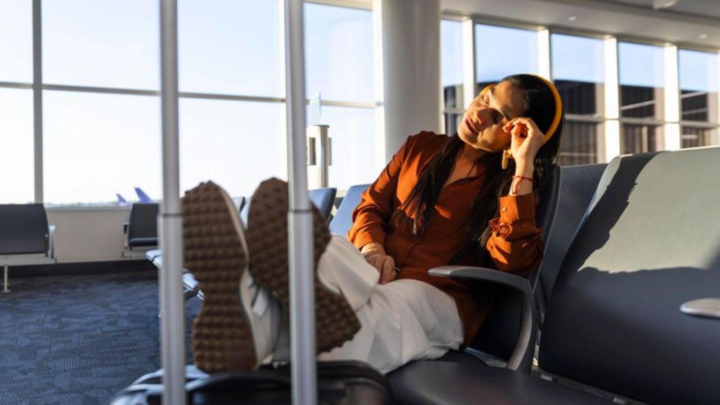 Alles dabei? Kleine Helfer wie Kopfhörer oder Stützstrümpfe können lange Fahrten und Flüge wesentlich komfortabler machen. Foto: