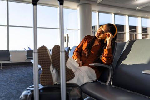 Alles dabei? Kleine Helfer wie Kopfhörer oder Stützstrümpfe können lange Fahrten und Flüge wesentlich komfortabler machen. Foto: