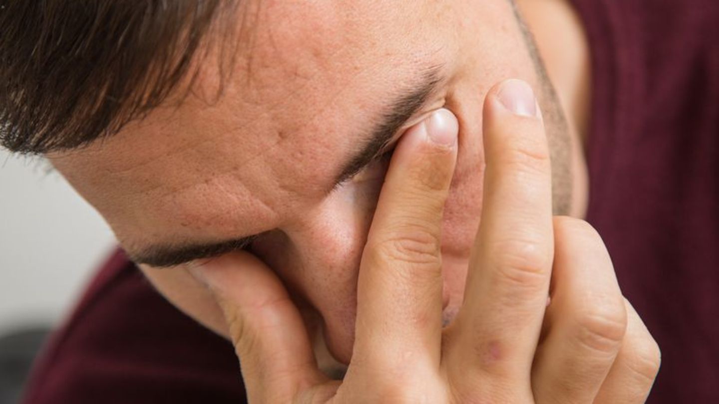 Rauchstopp schützt die Augen: Rauchen schädigt die feinen Gefäße und Nervenzellen im Auge und erhöht das Risiko für ernsthafte A